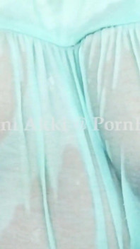 Olgun büyük memeli orta yaşlı seksi kadın banyoda sevgilisine çıplak seksi vücudunu gösteriyor ve edepsiz konuşma