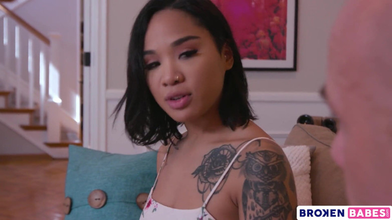 Broken babes: Brokenbabes - chtivá chůva Honey Gold šuká starého chlápka