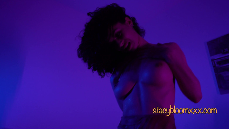 Stacy Bloom: Stacy bloom lagi asik fingering memeknya pakai vibrator sampai orgasme -...