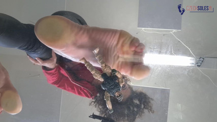 Czech Soles - foot fetish content: Obryně bohyně Šlapání pod podlahou