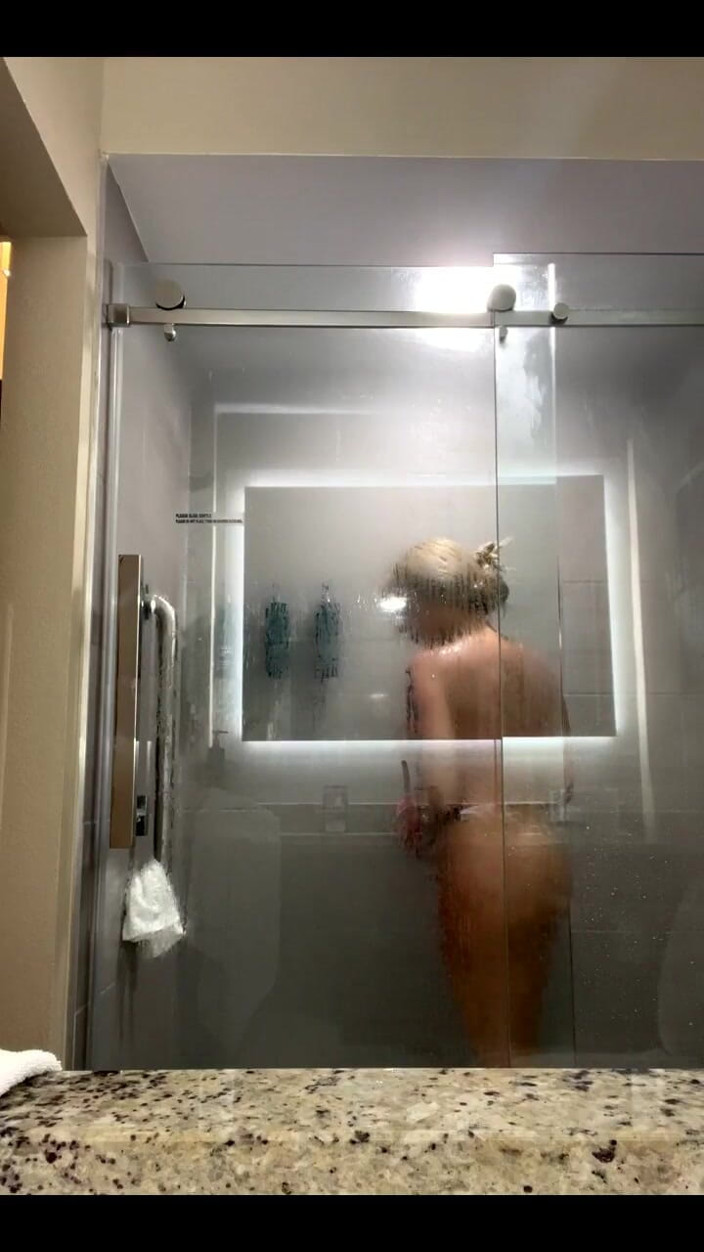 Stephanie Summers: Flux commencé le 04/08/2024 02:00 am Douche avec moi