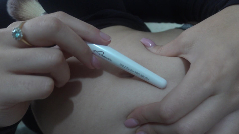 AmayaMori: Hermanastra Latina Limpiando Ombligo Con Un Hisopo De Algodón Y...