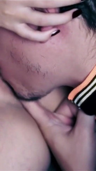 Lamber, beijar e cheirar até eu gozar, escravo!