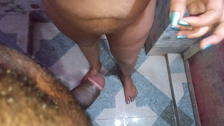 Pujahalder4828: インドのデジ妻のバスルームファック。