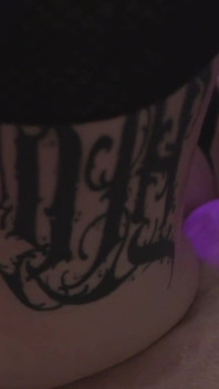 Quente gótica trans menina é arrombada por enorme vibrador na máquina de foder