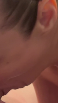 내 모든 구멍을 사용하여 그를 사정하게하고 그는 마침내 내 후장과 많은 정액이 다 떨어지게!