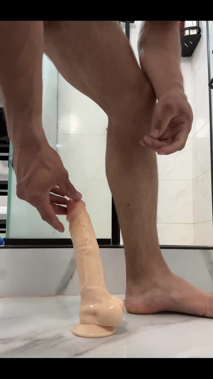 Max_Russell: Büyük bir canavar dildoya biniyorum