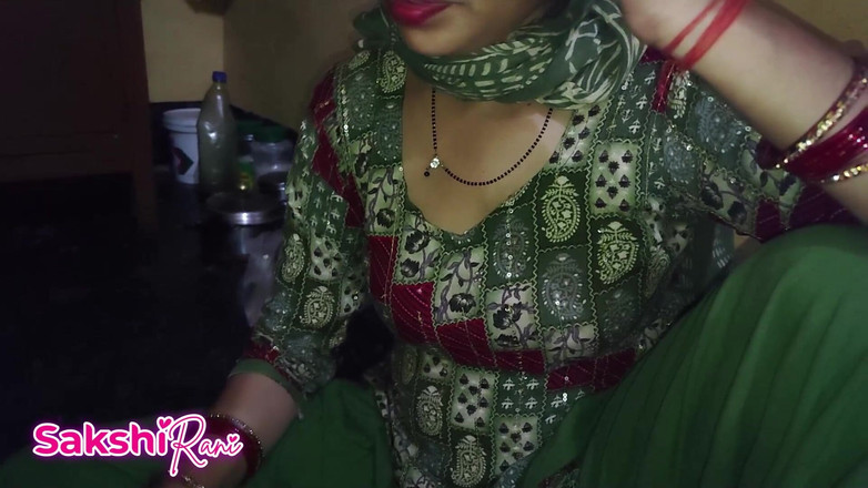 sakshi_raniii: Dever flirtează cu bhabi vorbe hindi complet murdare, Desi Kitchen...