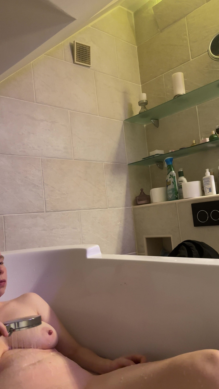 SweetLucy96: L’eau chaude rend mes tétons durs