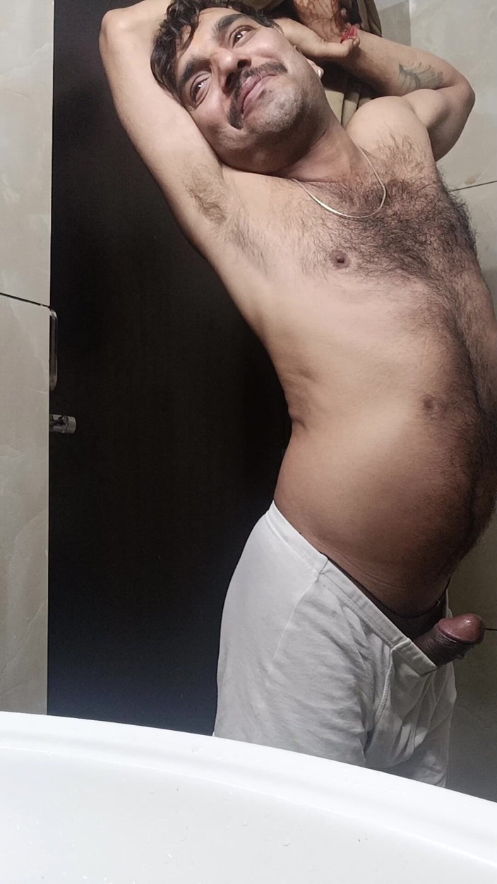 Rajasthani-old-lover: Indian desi Man se bucură de duș și Spectacol de Masterbation...