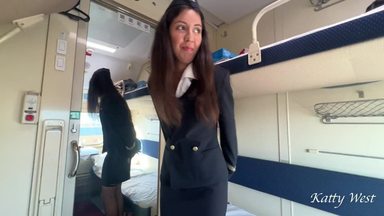 Katty West: 我把火车上的列车长叫到我的车厢，在她休息时被干了
