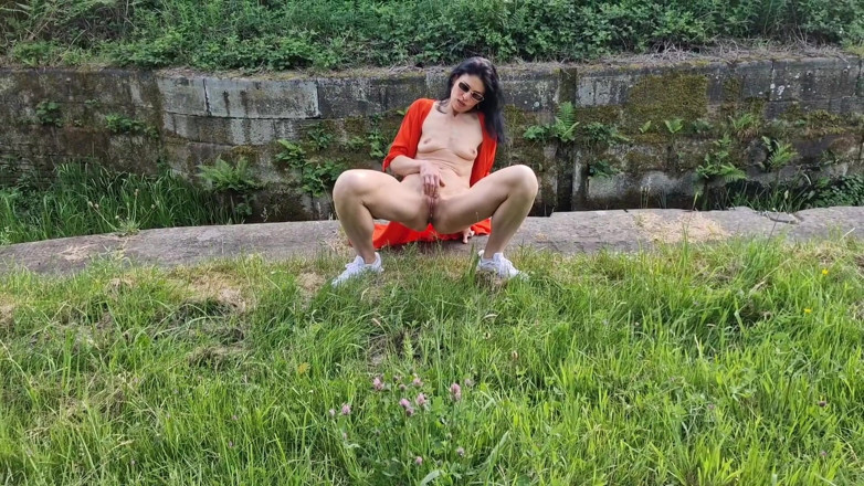 Nicky Brill: Nackt draußen und pissen