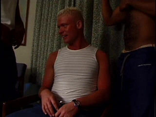 Gays Case: Nádherná blonďatá kundička dostane gangbang se skupinou sexy latinoameričanů tmavé...