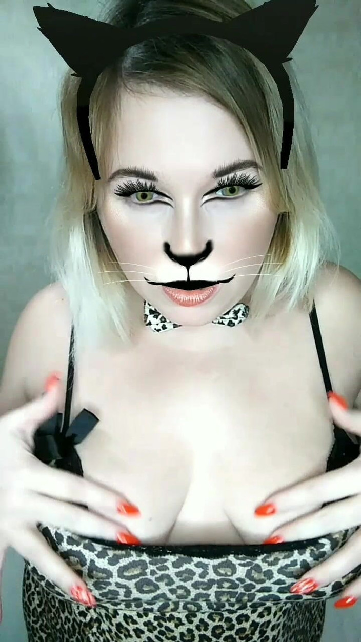 Whitekitten: 穿着猫服装的大奶子的微胖熟女