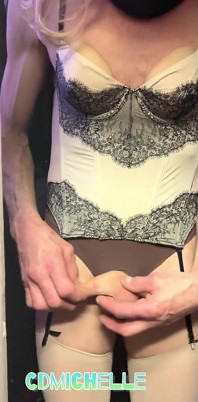 Travmichelle indossando lingerie e mutandine marroni