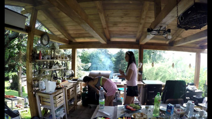 Leon Lambert Girls Twerk Parties CFNM: Vecina are o petrecere cu barbeque, iar fetele sunt nerușinate și...