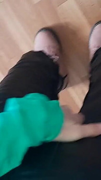 Drei Studentinnen versammelten sich während einer pause in einer leeren Vortragshalle, um sex zu haben