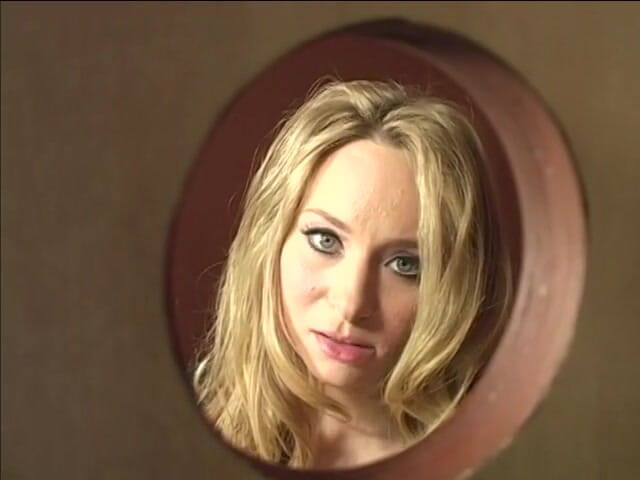 Glory Hole Babes: O mamă sexy blondă frumoasă suge pula mare în Gloryhole Cabine