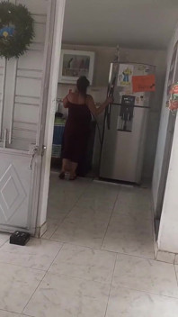 Mluvím s mojí ženou při úklidu domu, žádám ji, aby mi sála péro, a situace skončí komicky