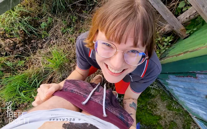 BettDuett: Pasangan ini ngentot buru-buru di sebelah rel kereta api