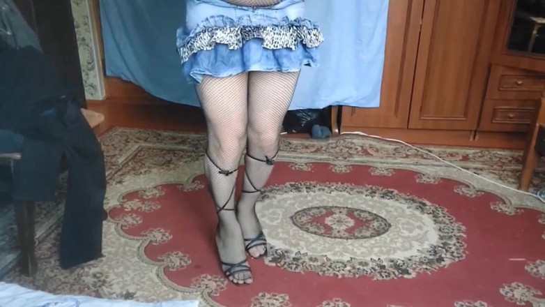 Kitty_Cross: प्यारा फेमबॉय ड्रीमी लुक के साथ झूले पर बैठा है