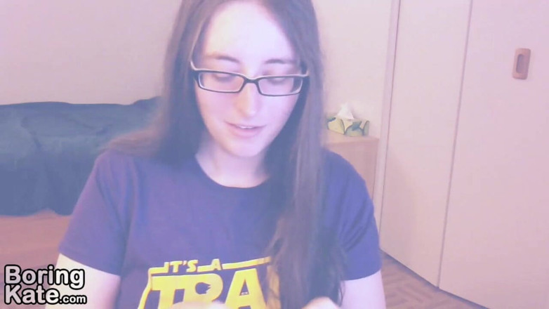Boring Kate: Kate succhia un grosso dildo
