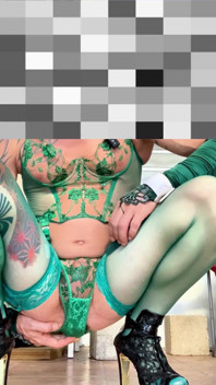 Femboy comel dalam pakaian dalam stoking yang sangat seksi menunjukkan seluar dalamnya di luar