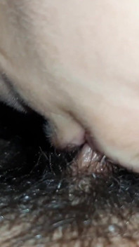 Je prends son clito dans ma bouche et je le presse avec mes lèvres pour qu’elle éjacule dans ma bouche plus rapidement