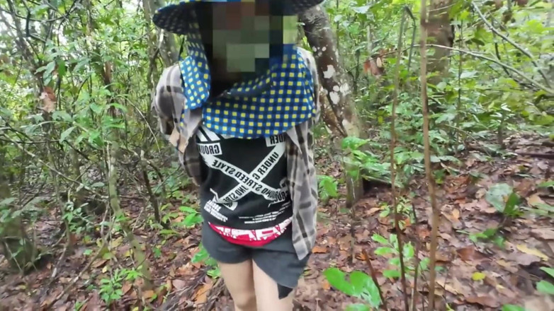 RealThaiSolo: Une Thaïlandaise se promène et se vante de ramasser des...