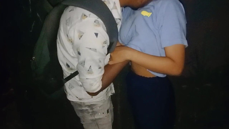 NikiRathod: Menjolok, bercium di sebalik trak dengan Divya - Siri blowjob