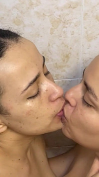 Săruturi lesbiene umede cu multă salivă și scuipat