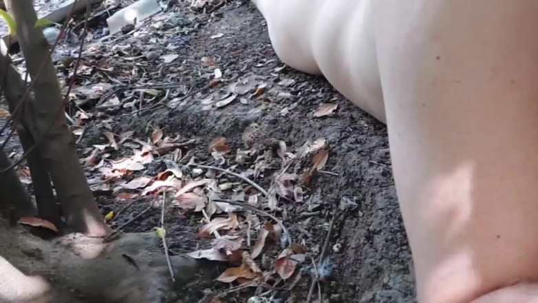 Kitty_Cross: Femboy lucu memperbaiki dasi busur di depan cermin