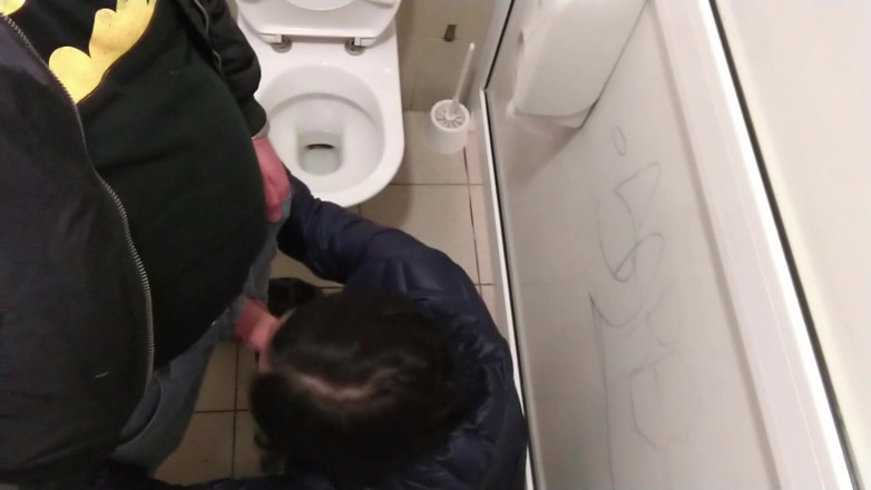 Toilet Mommy: Wytrysk w publicznej toalecie