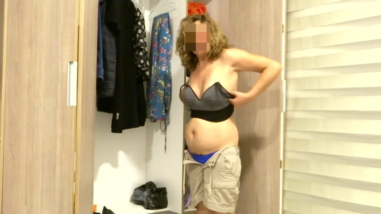Ardientes69: Mi Madrastra Se Desnuda Y Hace Pis Antes De Ponerse...