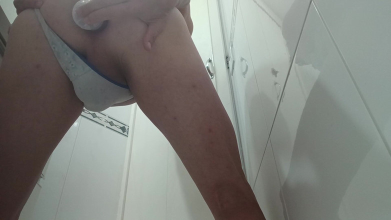 Alan Long: दोस्त के घर पर पार्टी के बाथरूम में!