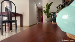 Latinaspy: Hembiträde med enorm röv rengör apt sedan runkar hennes chef...