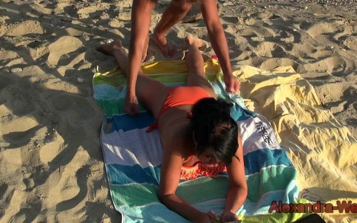 Alexandra Wett: Buitenseks op het strand met een vreemde! Kont en poesje...