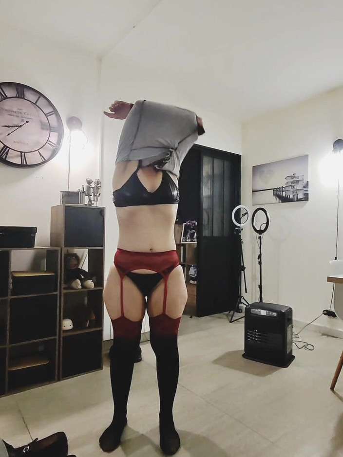 Sofy13: 小柄でスラッティなミルフがドッグスタイルで良いペニスを受ける準備ができている