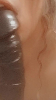 Mamă sexy suge un vibrator