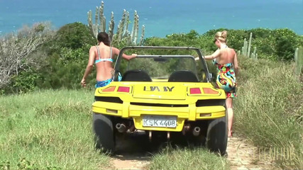 8TeenHub: Dvě lesbičky se navzájem prstují na pláži