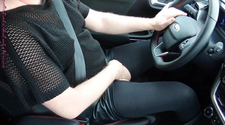 Carmen_Nylonjunge: Rempuh seksi di dalam kereta 1. Crossdresser