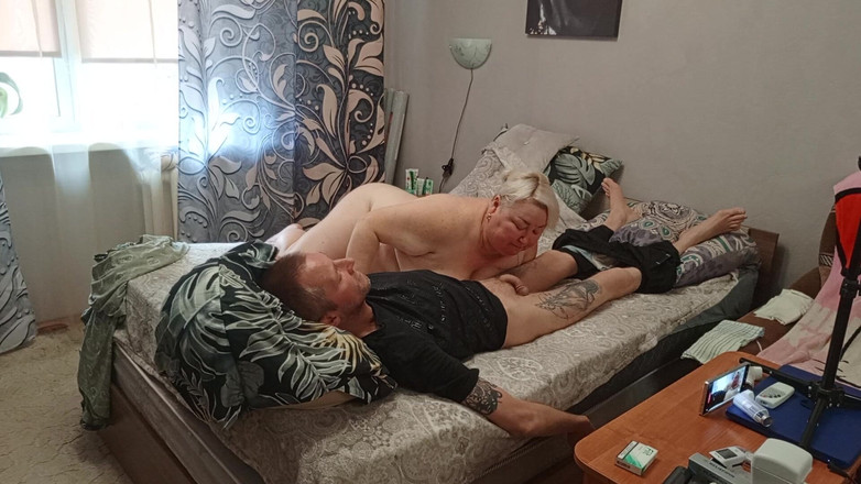 Zona901: Мачуха пестить член, роблячи глибокий мінет, поки я не кінчу