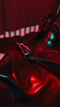 E-play dla Rubberslave w bodybag i ciężkiej gumowej masce