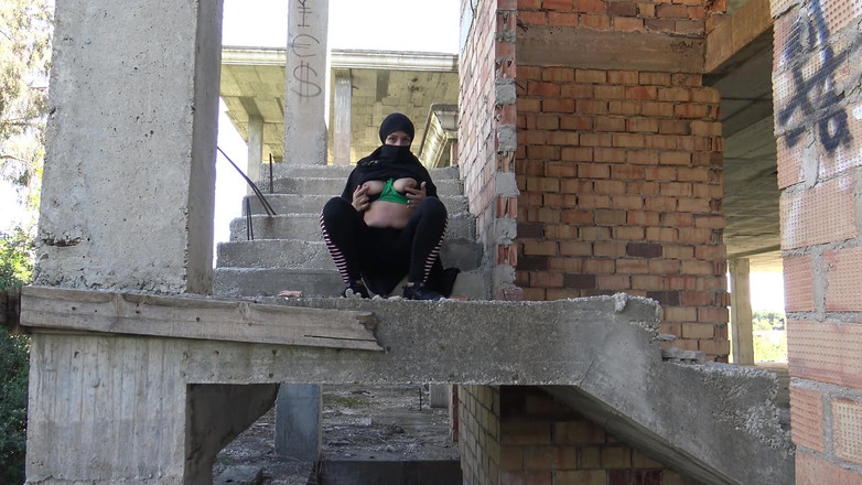 Souzan Halabi: Sütlü göğüslü heliopolis'li ünlü bir evli kadın ofisini kapatıyor ve kendini...