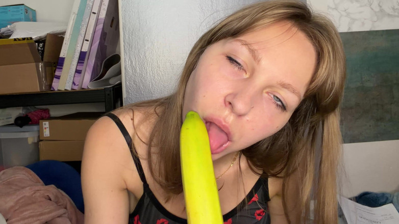 SandraSugar: Banana Blowjob Pleasing the Banana