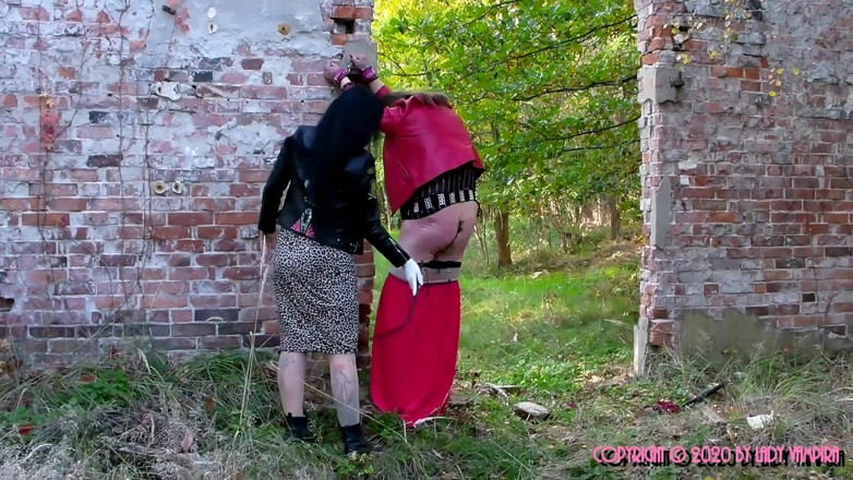 Domina Lady Vampira - SM Studio Femdom Empire: Перегляд на відкритому повітрі 1