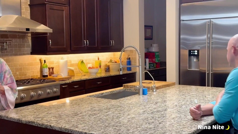 Nina Nite: Nina Nite kocasının arkadaşının tadını çıkarıyor!