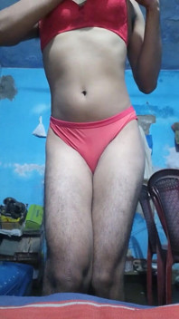 Indischer teen femboy transvestã¤t im roten bh und höschen seiner stiefschwester