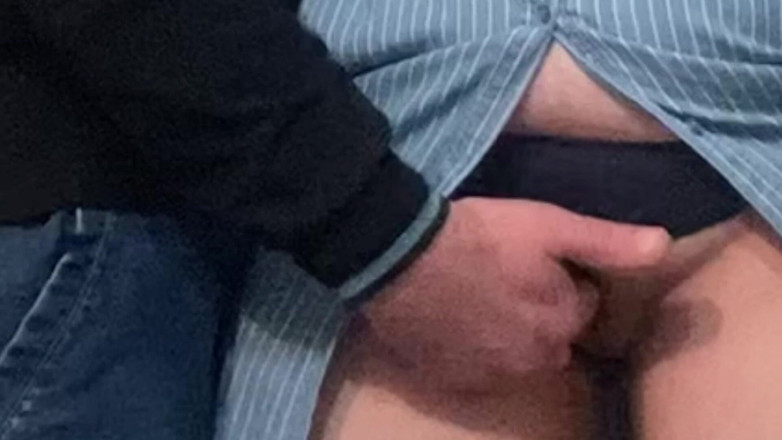 Niki studio: Perverser alter Mann masturbiert Muschi mit den Fingern in der...