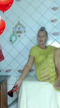 Heiße hausfrau lukerya träumt vom sommer in der Küche